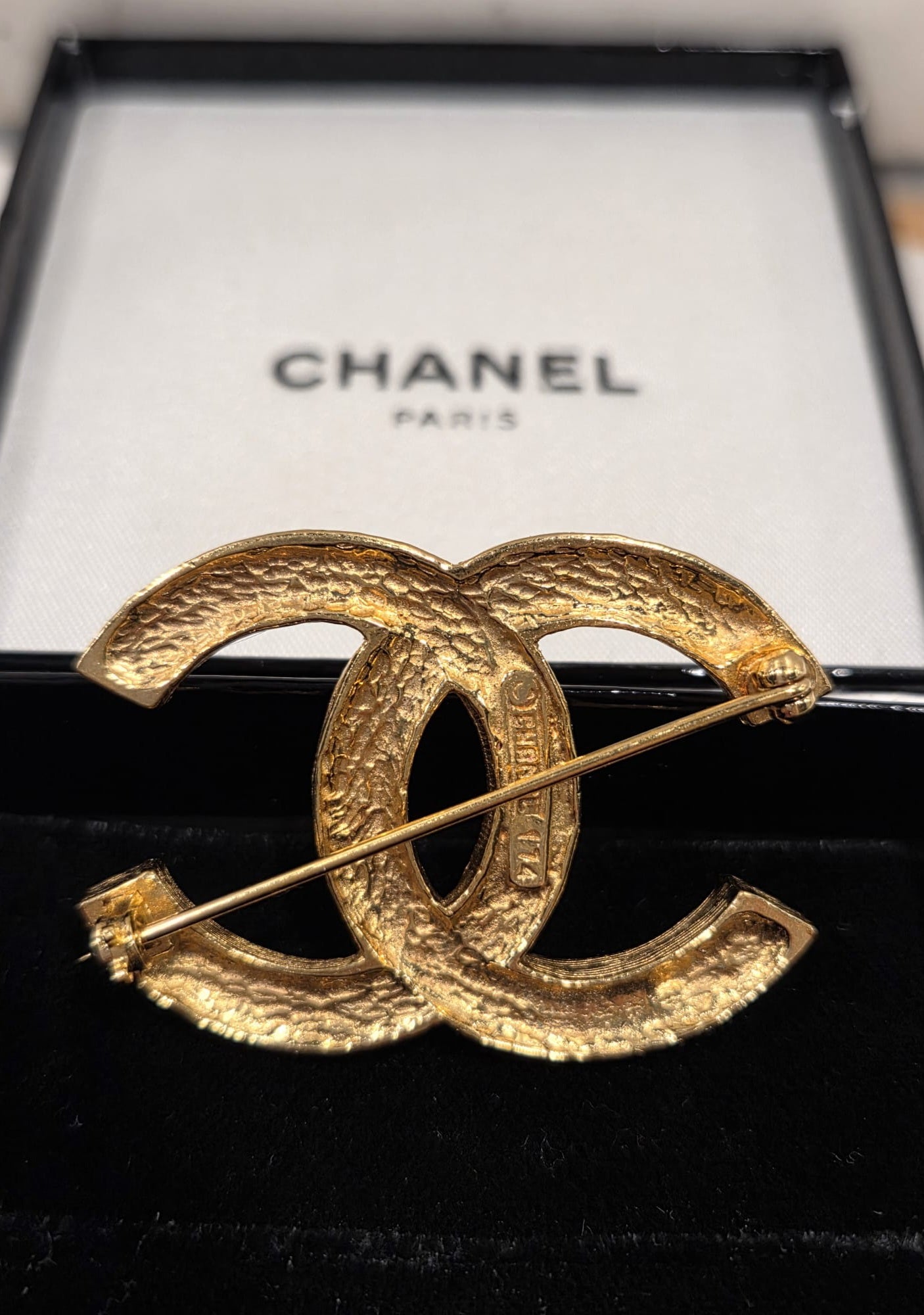 Chanel CC Logo Brooch Vintage – Gold‑Tone Rhinestone – LauLau