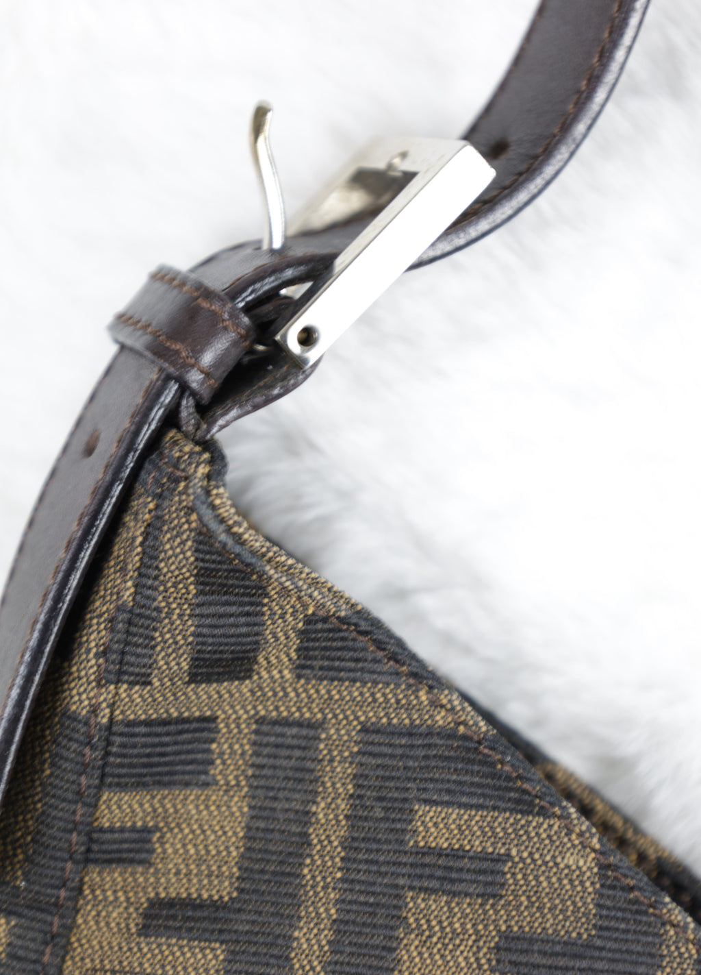 Fendi Mama Baguette detail gesp rechts