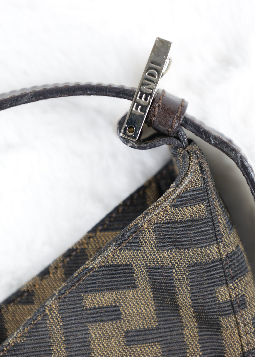 Fendi Mama Baguette detail gesp rechts LauLau Treasures