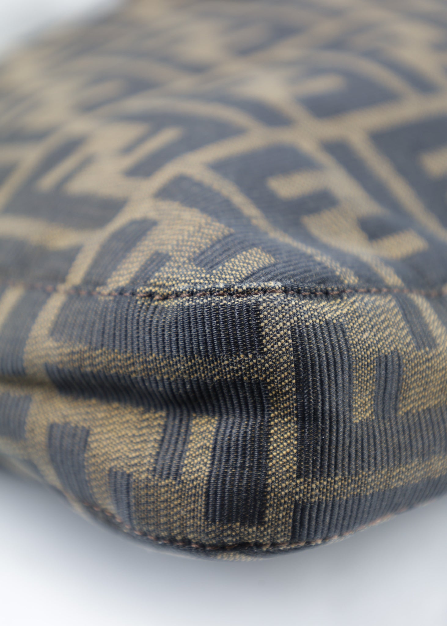 Fendi Mama Baguette detail hoek links LauLau Treasures