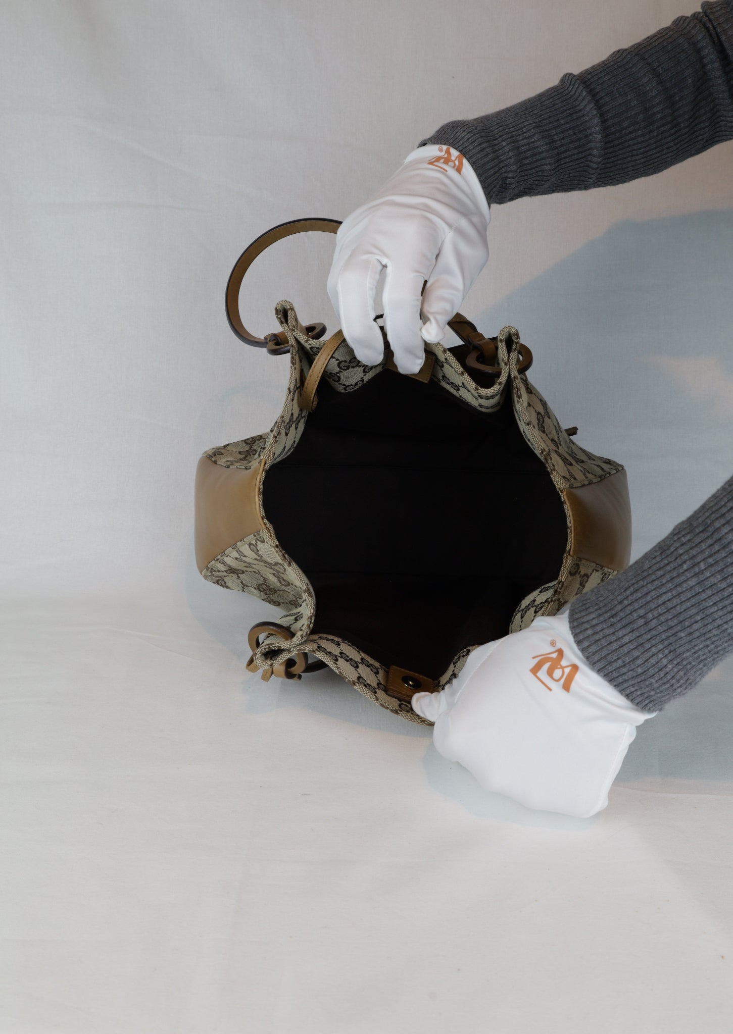 Gucci Canvas Medium Tote binnenkant Laulau Treasures