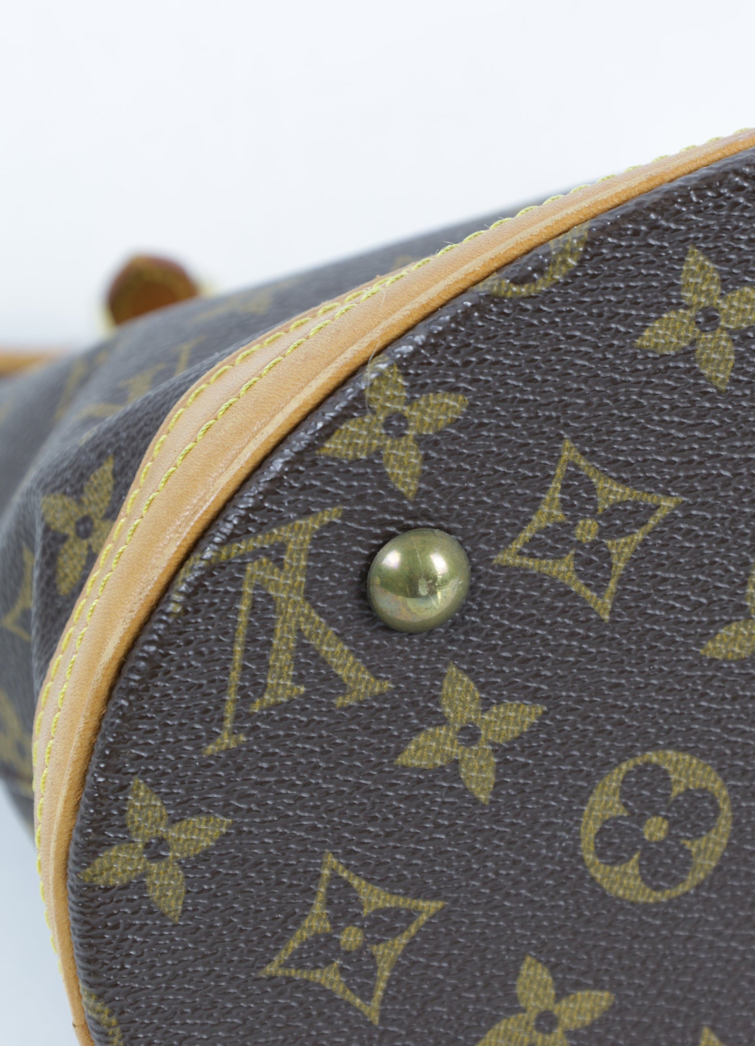 Vintage Louis Vuitton Mini Bucket bag in Monogram canvas - detail onderkant 4 | Laulau Treasures