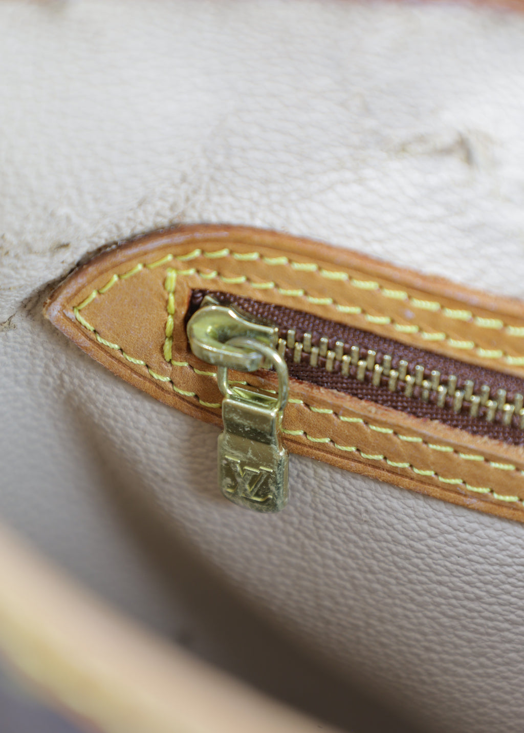 Vintage Louis Vuitton Mini Bucket bag in Monogram canvas - details rits binnen compartiment | Laulau Treasures