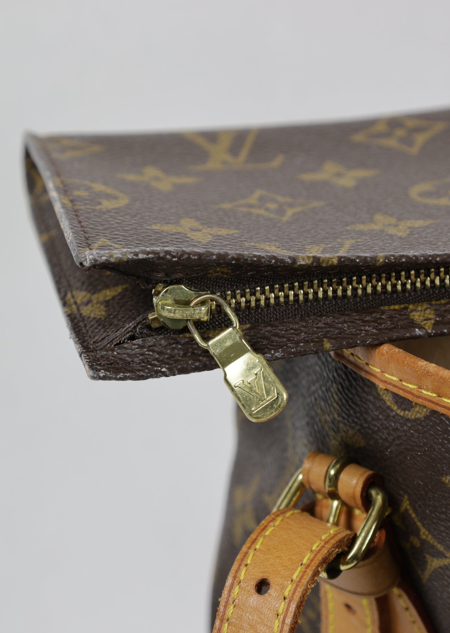 Vintage Louis Vuitton Mini Bucket bag in Monogram canvas - detail portemonnee | Laulau Treasures
