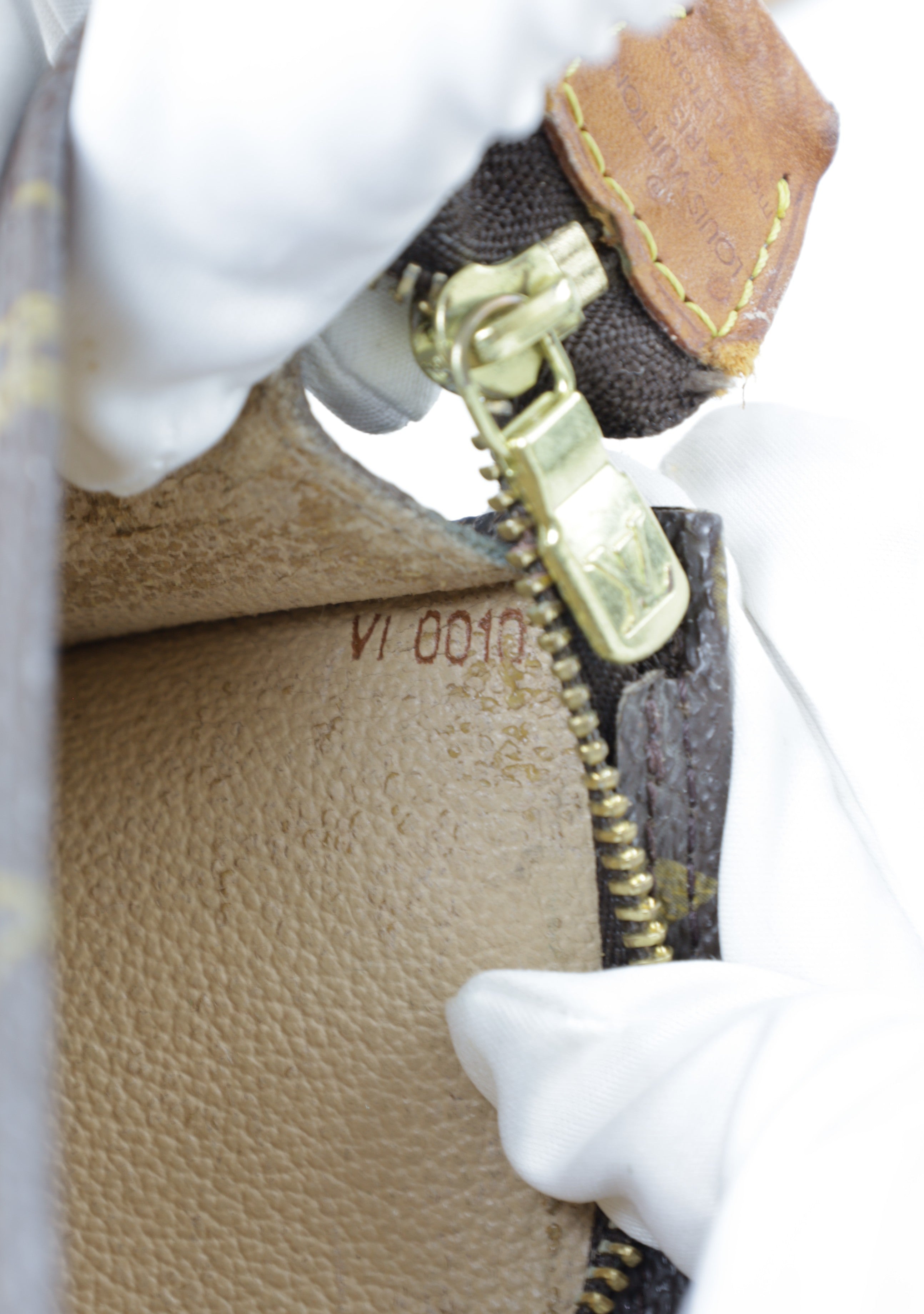 Vintage Louis Vuitton Mini Bucket bag in Monogram canvas - datum code portemonnee | Laulau Treasures