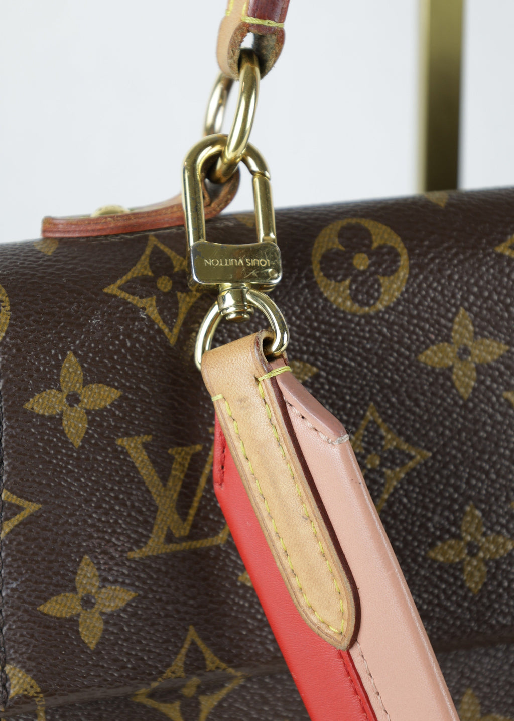 Vintage Louis Vuitton Cluny BB met strap - detail strap aan tas - Laulau Treasures