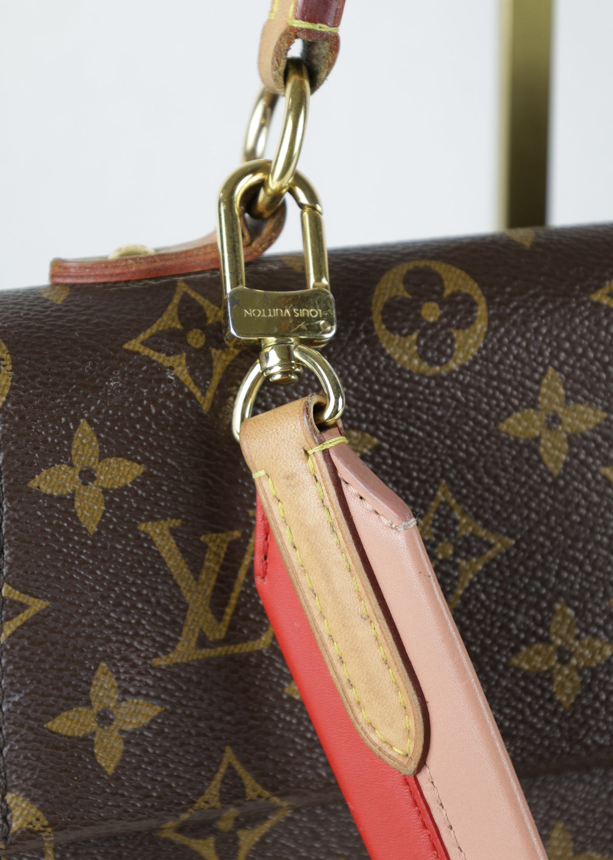 Vintage Louis Vuitton Cluny BB met strap - detail strap aan tas - Laulau Treasures