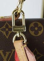 Vintage Louis Vuitton Cluny BB met strap - detail logo op strapsluiting - Laulau Treasures