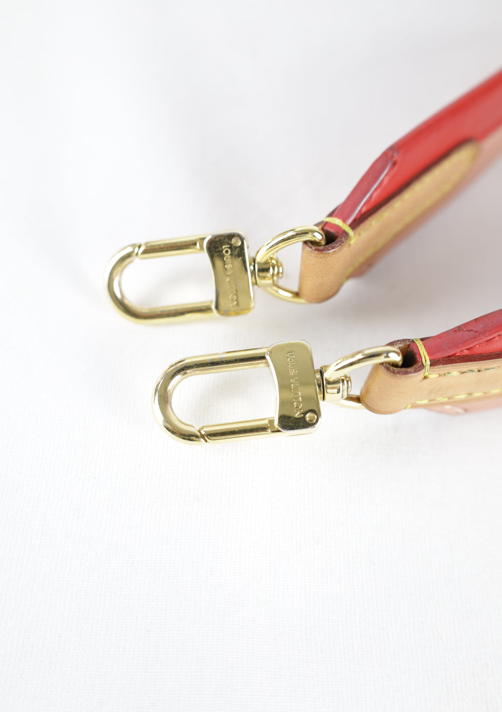 Vintage Louis Vuitton Cluny BB met strap -detail van beide strapsluitingen- Laulau Treasures