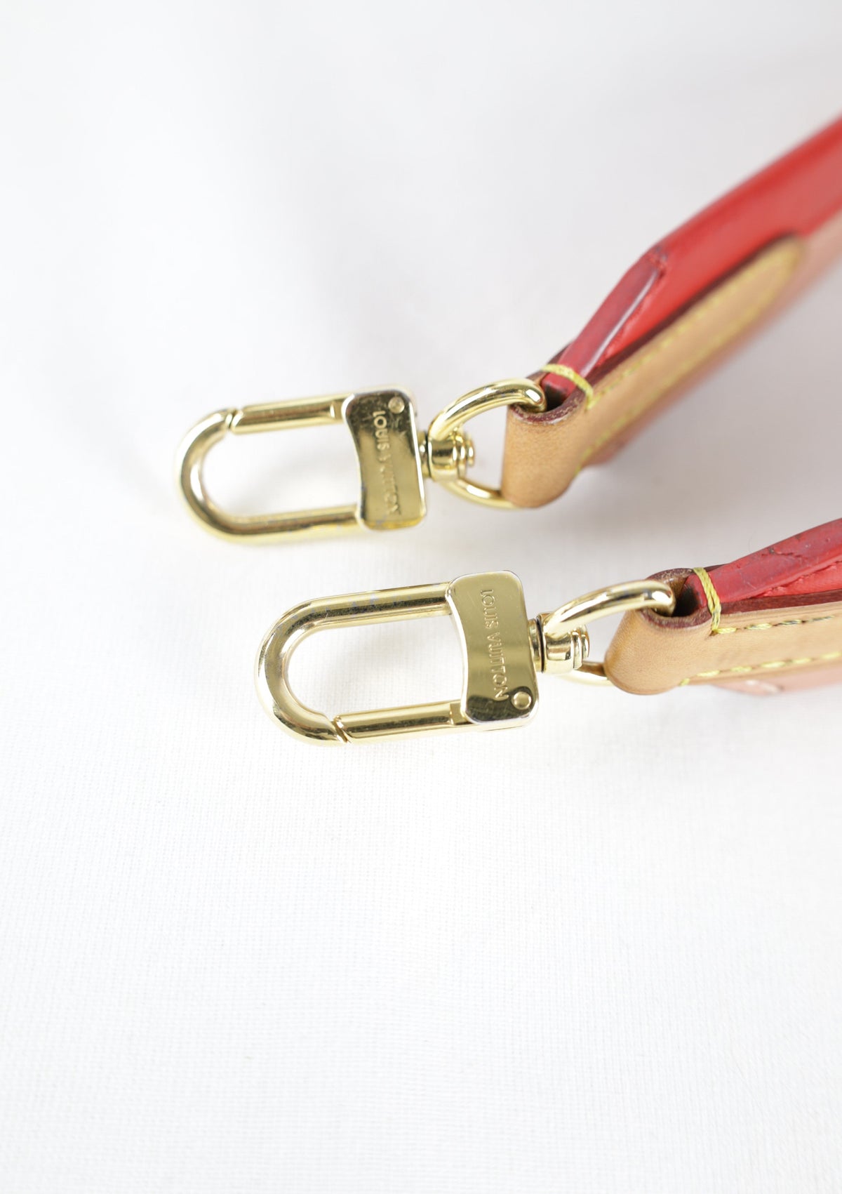 Vintage Louis Vuitton Cluny BB met strap -detail van beide strapsluitingen- Laulau Treasures