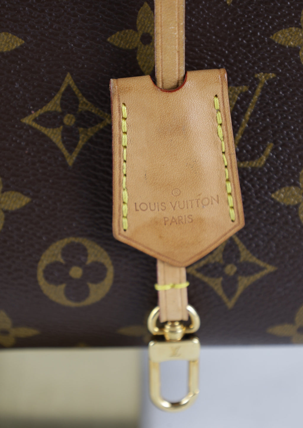 Vintage Louis Vuitton Cluny BB met strap - Logo detail op sleutelhanger sluiting - Laulau Treasures