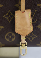 Vintage Louis Vuitton Cluny BB met strap - Logo detail op sleutelhanger sluiting - Laulau Treasures