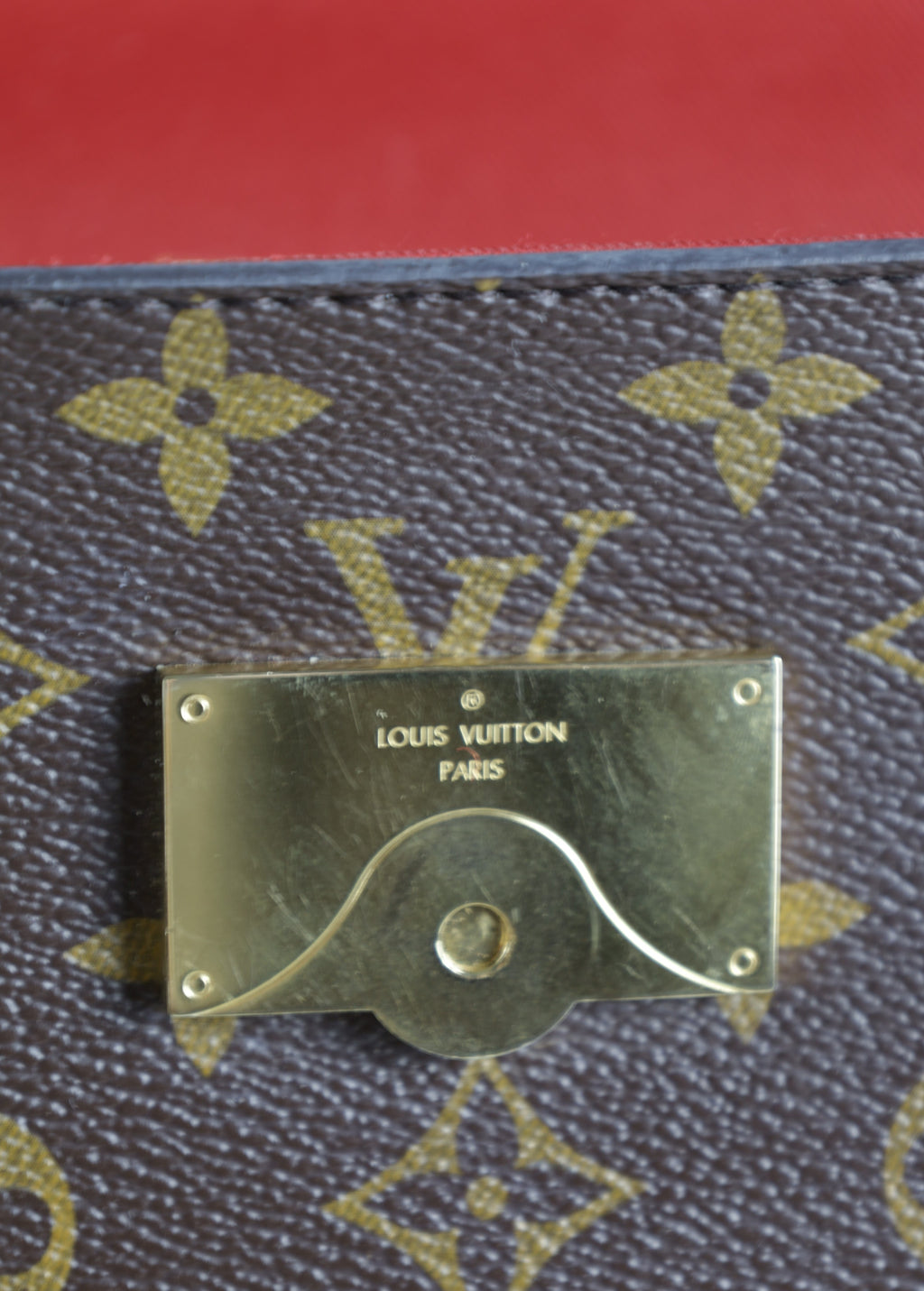 Vintage Louis Vuitton Cluny BB Monogram Canvas met Rode Lederen Strap