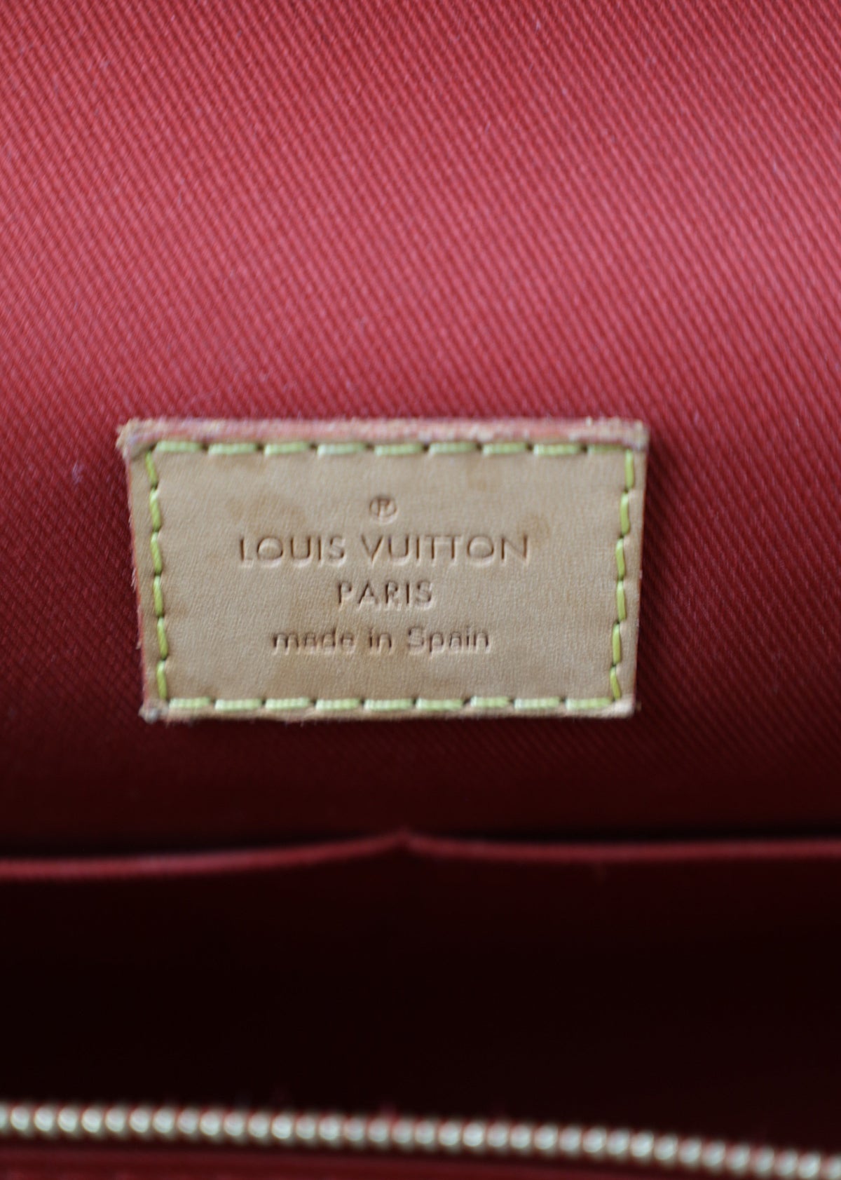 Vintage Louis Vuitton Cluny BB met strap - detail logo binnenkant - Laulau Treasures