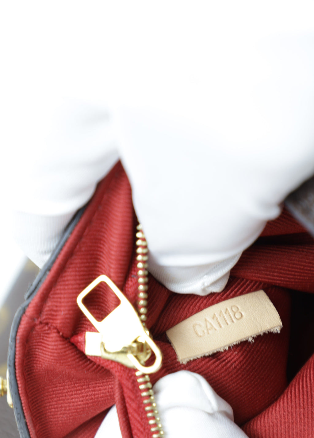 Vintage Louis Vuitton Cluny BB met strap - detail productcode binnenkant - Laulau Treasures