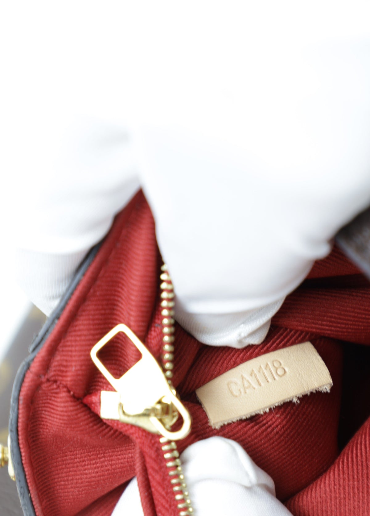 Vintage Louis Vuitton Cluny BB met strap - detail productcode binnenkant - Laulau Treasures