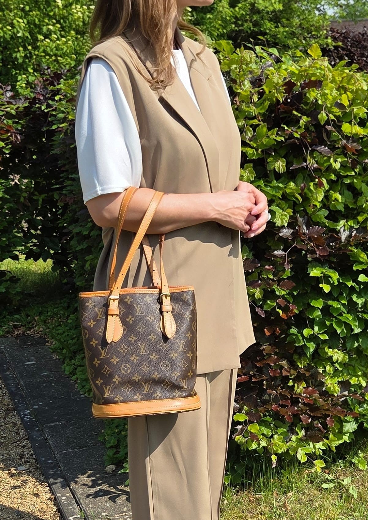 Vintage Louis Vuitton Mini Bucket bag in Monogram canvas - gedragen voorbeeld | Laulau Treasures