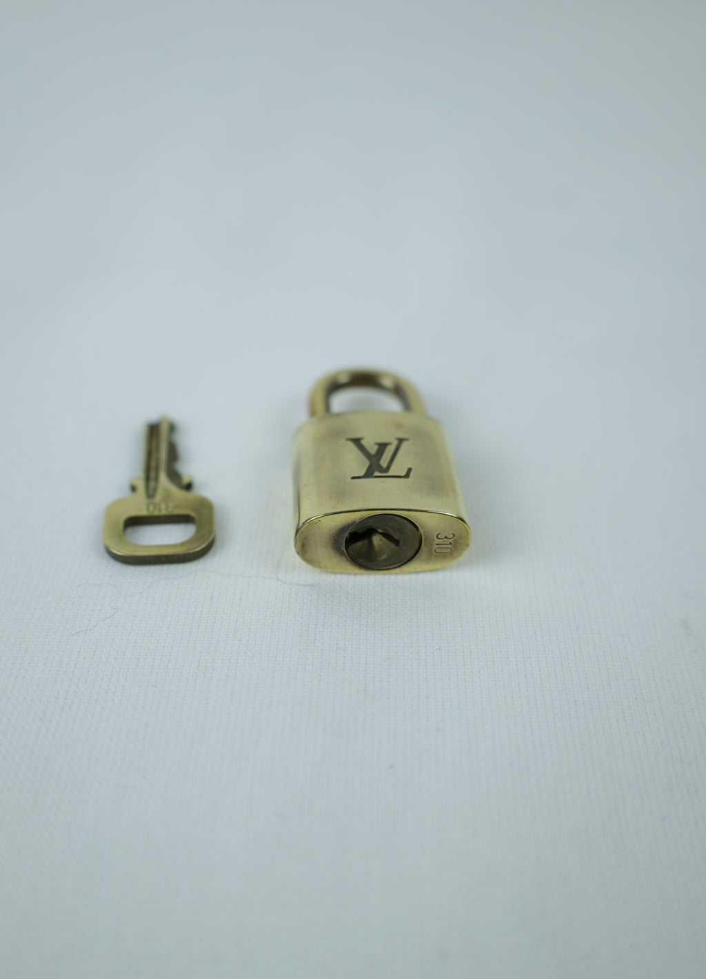 Louis Vuitton vintage slotjes detail liggend