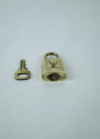 Louis Vuitton vintage slotjes detail liggend
