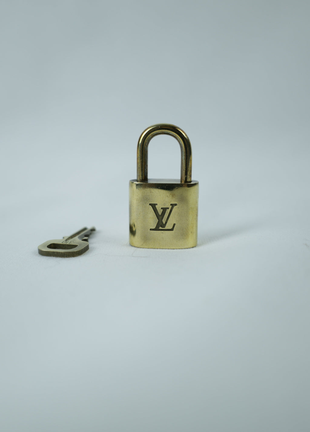 Louis Vuitton vintage slotjes detail rechtop